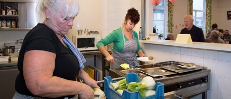 Twee koks aan het werk in de keuken.